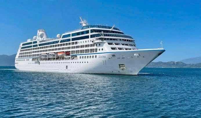 Tàu biển quốc tế Sirena (quốc tịch Bahamas) cập Cảng quốc tế Cam Ranh mang theo 600 du khách ghé thăm Khánh Hòa.