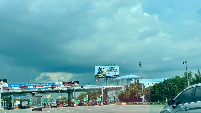 "Khơi thông" nỗi lo của lái xe khi ô tô qua trạm thu phí ETC