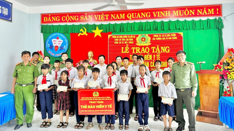 Phòng An ninh chính trị nội bộ Công an tỉnh Lâm Đồng trao tặng thẻ BHYT cho các em học sinh tại xã Hòa Thắng.