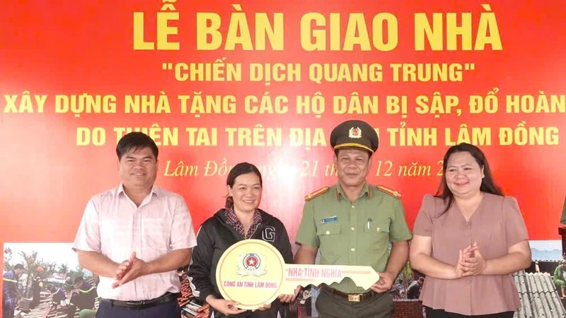 Công an tỉnh Lâm Đồng bàn giao 3 căn nhà hỗ trợ người dân sau lũ, khẳng định tinh thần vì dân phục vụ trong Chiến dịch Quang Trung.