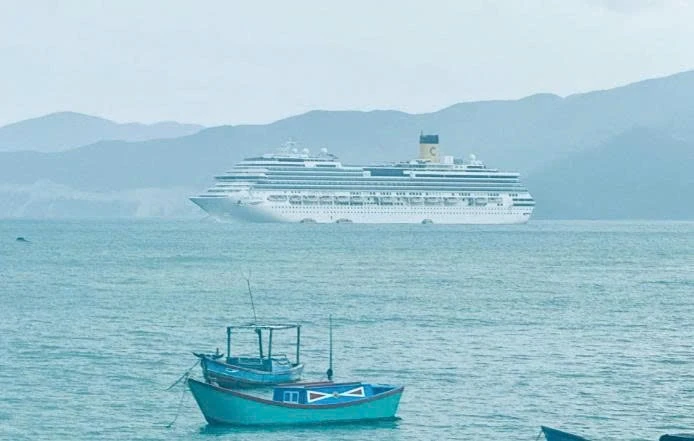 Tàu Costa Serena neo ở vịnh Nha Trang sáng mùng 4 Tết.