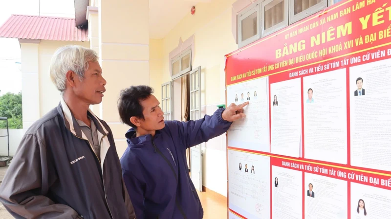 Linh hoạt đưa thông tin bầu cử đến vùng đồng bào DTTS