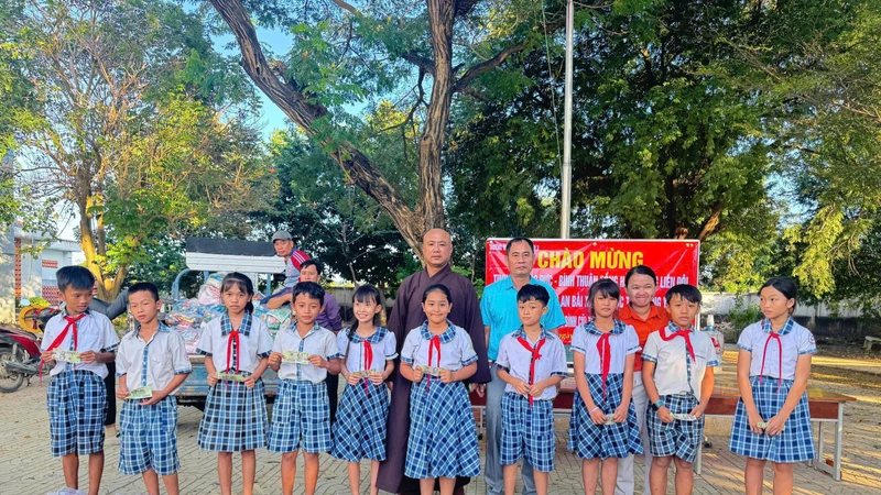 150 phần quà thiết yếu dành cho các em học sinh.