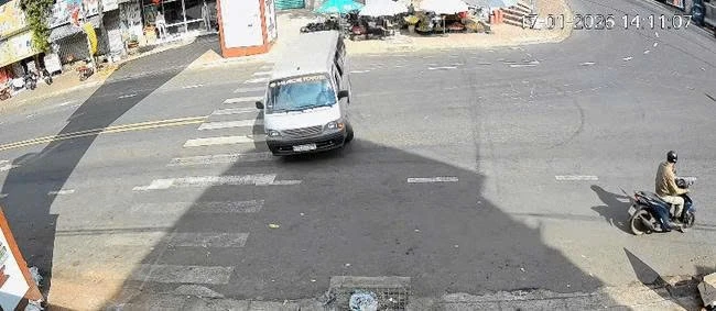 Xe trung chuyển hành khách gây náo loạn khu vực cổng chào xã Kiến Đức.