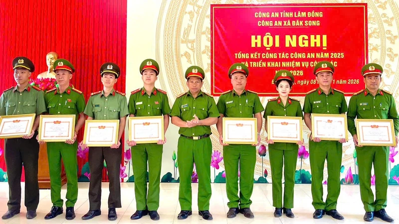 Thừa ủy quyền của Giám đốc Công an tỉnh, Thượng tá Y Bhim Kêñ trao danh hiệu chiến sĩ thi đua cơ sở năm 2025 cho các cá nhân.