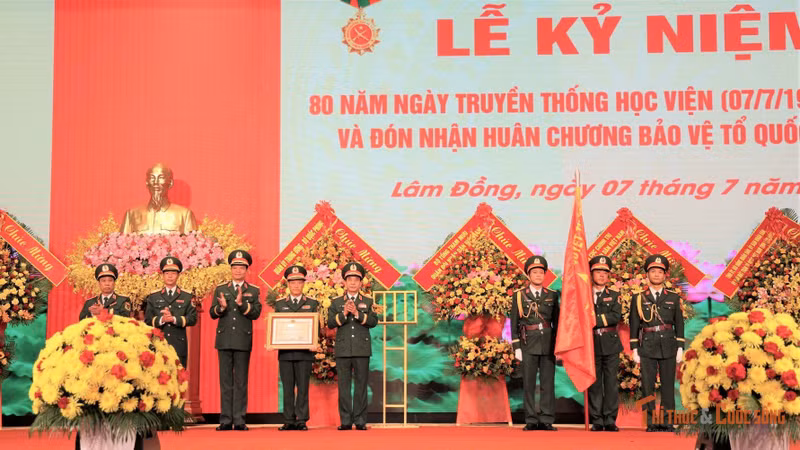 Học viện Lục quân đón nhận Huân chương Bảo vệ Tổ quốc hạng Nhất