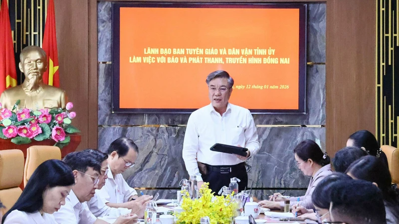 Ủy viên Ban Thường vụ Tỉnh ủy, Trưởng ban Tuyên giáo và Dân vận Tỉnh ủy Dương Minh Dũng phát biểu chỉ đạo tại buổi làm việc. 