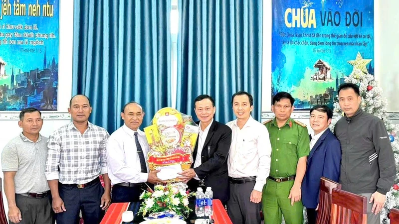 Đoàn công tác do đồng chí Nguyễn Văn Thanh, Bí thư Đảng ủy, Chủ tịch HĐND xã làm trưởng đoàn chúc mừng các cơ sở tôn giáo.