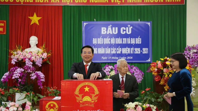 Đồng chí Hồ Văn Mười – Ủy viên Ban Chấp hành Trung ương Đảng, Phó Bí thư Tỉnh ủy, Chủ tịch UBND tỉnh, Phó Chủ tịch Ủy ban Bầu cử tỉnh bỏ phiếu tại khu vực bỏ phiếu số 19 (thôn Nghĩa Thị, xã Đơn Dương).