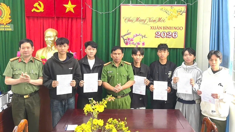 Thượng tá Y Bhim Kêñ, Trưởng Công an xã Đắk Song trao quyết định cho các thanh niên trúng tuyển nghĩa vụ tham gia Công an nhân dân năm 2026