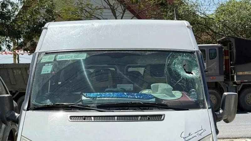 Chiếc xe bị đá rơi làm vỡ kính, 2 người thương vong.