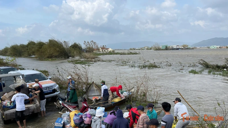 Người dân và doanh nghiệp hỗ trợ Gia Lai sau lũ