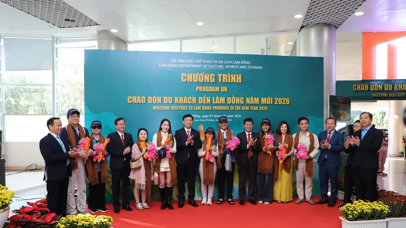 10 vị khách may mắn nhận quà lưu niệm trong lễ đón “xông đất” du lịch.