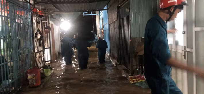 Đêm 27/10, mưa lớn kéo dài khiến nhiều khu vực ở phường Bình Thuận (tỉnh Lâm Đồng) ngập sâu, chính quyền địa phương đã ban hành liên tiếp hai lệnh khẩn cấp: di dời dân và tạm cấm cầu, nhằm bảo đảm an toàn cho người dân.