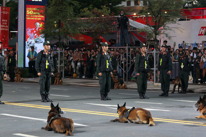 Phần trình diễn của cảnh khuyển và bài múa súng AK đồng bộ là những điểm nhấn độc đáo, để lại ấn tượng mạnh trong lòng người xem.