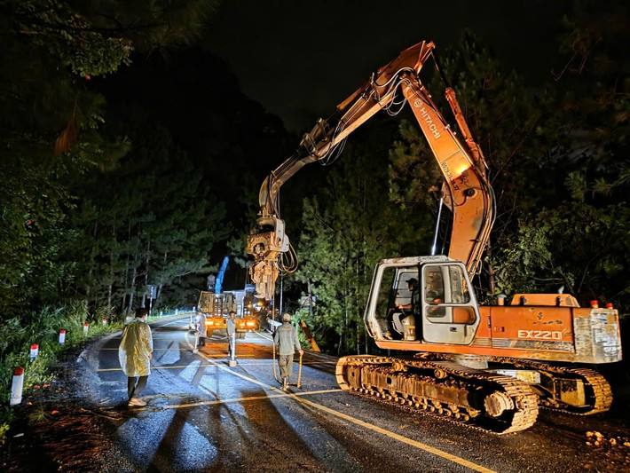 Trong đêm 18 và rạng sáng 19/11, lực lượng của Ban Bảo trì đường bộ tỉnh Lâm Đồng cùng đơn vị thi công đã làm việc liên tục để gia cố khẩn cấp điểm sạt lở trên đèo Mimosa, Quốc lộ 20.