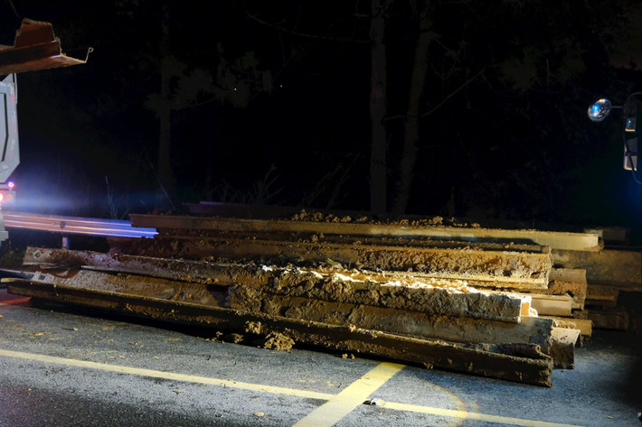 Từ 19h cùng ngày, các đội thi công bắt đầu đóng cọc cừ larsen gia cố taluy âm, khoan neo, xử lý nền đường và mái dốc. Công việc diễn ra xuyên đêm. Lực lượng hiện trường phải bám sát từng vị trí sụt trượt, vừa thi công vừa theo dõi chuyển vị của mái dốc dưới mưa.