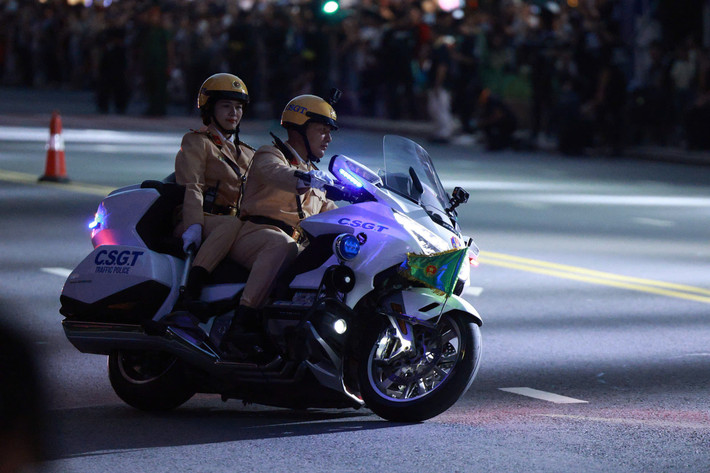 “Vinh quang Công an Nhân dân Việt Nam” là hoạt động điểm nhấn nằm trong chuỗi sự kiện do Bộ Công an tổ chức, nhân kỷ niệm 77 năm lực lượng CAND học tập và làm theo 6 điều Bác Hồ dạy (11/3/1948 - 11/3/2025), hướng tới kỷ niệm 80 năm Ngày truyền thống CAND (19/8/1945 - 19/8/2025) và 20 năm Ngày hội Toàn dân bảo vệ an ninh Tổ quốc (19/8/2005 - 19/8/2025).