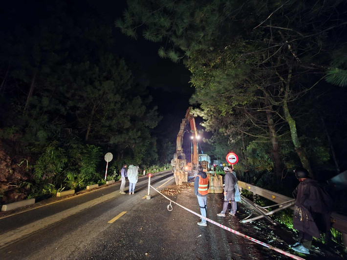 Trước tình hình này, Phó Chủ tịch UBND tỉnh Lâm Đồng Nguyễn Hồng Hải đã có mặt tại hiện trường trong chiều 18/11 để kiểm tra. Ông yêu cầu các đơn vị xử lý ngay khu vực mất ổn định, tuyệt đối không để đèo Mimosa phát sinh thêm điểm nguy hiểm trong bối cảnh lưu lượng phương tiện đang dồn sang tuyến này do đèo Prenn tạm dừng lưu thông.