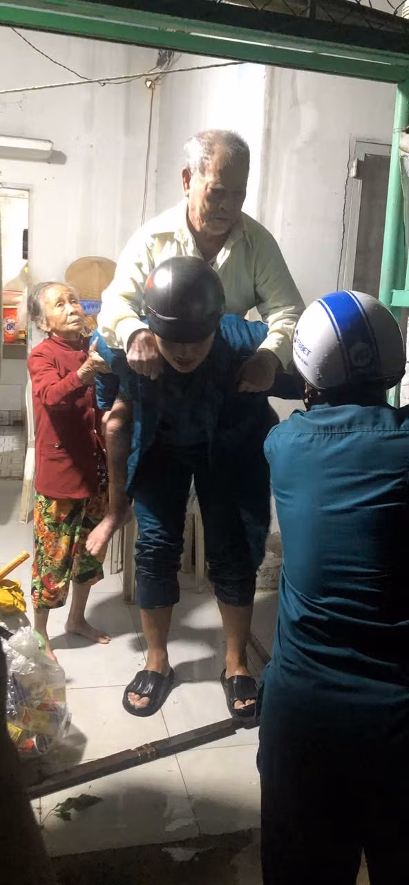 Theo ghi nhận của phóng viên Báo Tri thức và Cuộc sống, nước từ các hồ chứa tràn xuống nhanh, khiến nhiều tuyến đường và khu dân cư ở khu phố 5, 6 và Xuân Điền bị ngập từ 0,5 đến hơn 1 mét.