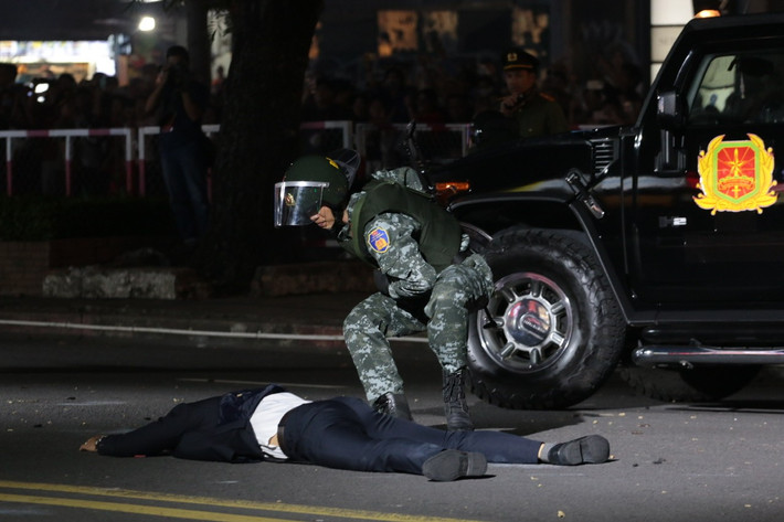 Mô phỏng bảo vệ nguyên thủ trước tình huống khủng bố