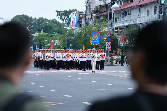 Đoàn Nghi lễ Công an Nhân dân tiến vào trong tiếng hò reo nồng nhiệt của công chúng. Những bản nhạc ca ngợi Chủ tịch Hồ Chí Minh, lực lượng Công an và các giai điệu cách mạng được trình diễn bởi đội nhạc lễ đã tạo nên không gian trang trọng, giàu cảm xúc và truyền thống.