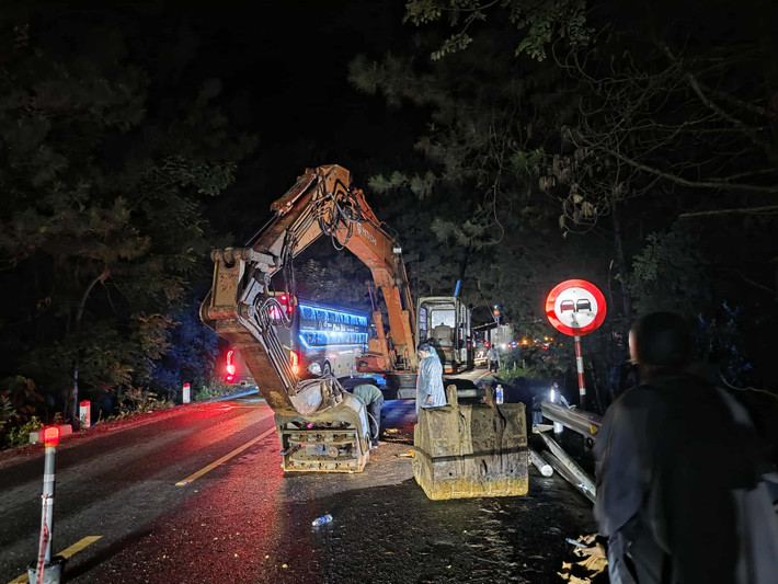 Trong lúc xử lý điểm sạt lở trọng yếu, Ban Bảo trì đường bộ tỉnh tiếp tục rà soát toàn tuyến, bố trí ứng trực 24/24 để kiểm soát diễn biến địa chất và dòng chảy nước mặt. Các khu vực có dấu hiệu nứt mới đều được đánh dấu và theo dõi liên tục.