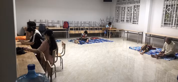 Người dân khu phố 5, phường Bình Thuận được đưa đến nơi tạm trú an toàn trong đêm mưa lớn.