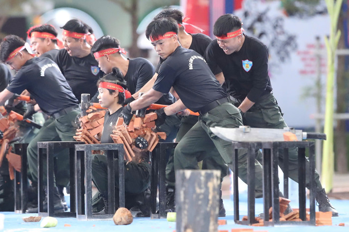 Chiến sĩ đặc nhiệm thi triển khí công trước hàng ngàn khán giả.