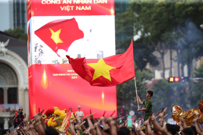 Tối 6/6, tại Phố đi bộ Nguyễn Huệ và đường Lê Lợi (Quận 1, TP HCM), hàng ngàn người dân và du khách đã có dịp thưởng thức chương trình “Vinh quang Công an Nhân dân Việt Nam”.