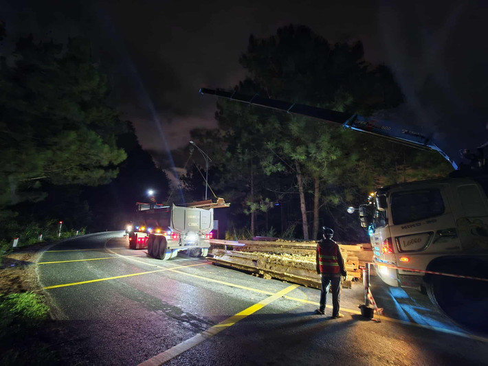 Đại diện Ban Bảo trì đường bộ tỉnh Lâm Đồng, thông tin mưa lớn kéo dài từ ngày 16 đến 18/11 khiến đoạn Km223+240 đến Km234+000, phường Xuân Hương – Đà Lạt xuất hiện nhiều điểm sạt lở, nền và mặt đường bị xé mở, kết cấu suy yếu theo chiều dọc tuyến.