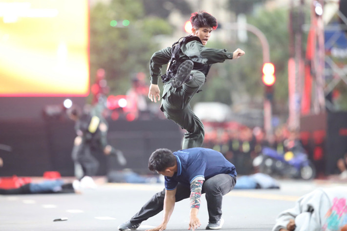 Tâm điểm của chương trình là phần trình diễn nghiệp vụ, võ thuật của lực lượng Cảnh sát Cơ động, Cảnh sát đặc nhiệm và Bộ Tư lệnh Cảnh vệ. Khán giả không giấu được sự thán phục trước những màn khí công, thi triển kỹ năng sử dụng vũ khí, công cụ hỗ trợ, cũng như các bài biểu diễn đồng đội với độ khó cao.