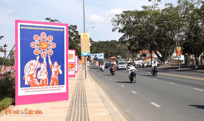 Cùng với các địa phương trên cả nước, những ngày này, tỉnh Lâm Đồng diễn ra nhiều hoạt động ý nghĩa chào mừng Đại hội đại biểu toàn quốc lần thứ XIV của Đảng. Tại Đà Lạt, trung tâm chính trị – hành chính của tỉnh Lâm Đồng mới, không khí chào mừng đại hội lan tỏa khắp các tuyến đường, khu dân cư với cờ hoa, panô, tranh cổ động được trang trí trang trọng, rực rỡ.