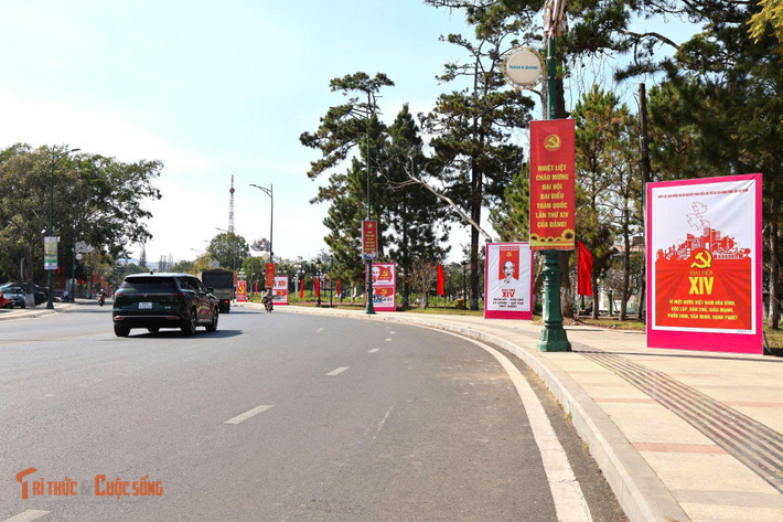 Panô, tranh cổ động chào mừng Đại hội XIV được bố trí đồng bộ trên nhiều tuyến phố trung tâm Đà Lạt.