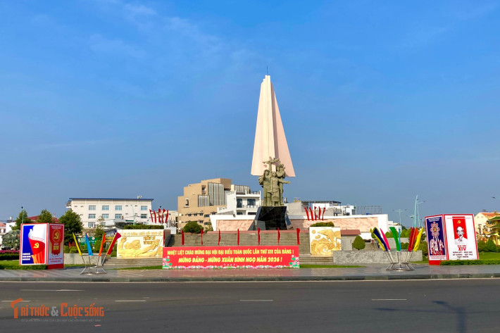 Vòng xoay Tôn Đức Thắng, phường Phan Thiết, nổi bật với hệ thống panô, cờ hoa chào mừng đại hội.