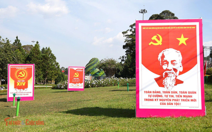 Triển lãm tranh cổ động tấm lớn tuyên truyền Đại hội đại biểu toàn quốc lần thứ XIV của Đảng.