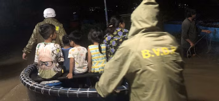 Lực lượng công an, dân quân và đoàn viên thanh niên được huy động xuyên đêm, hỗ trợ người dân di chuyển đến Trường Tiểu học Phú Tài và nhà người thân ở khu vực cao.