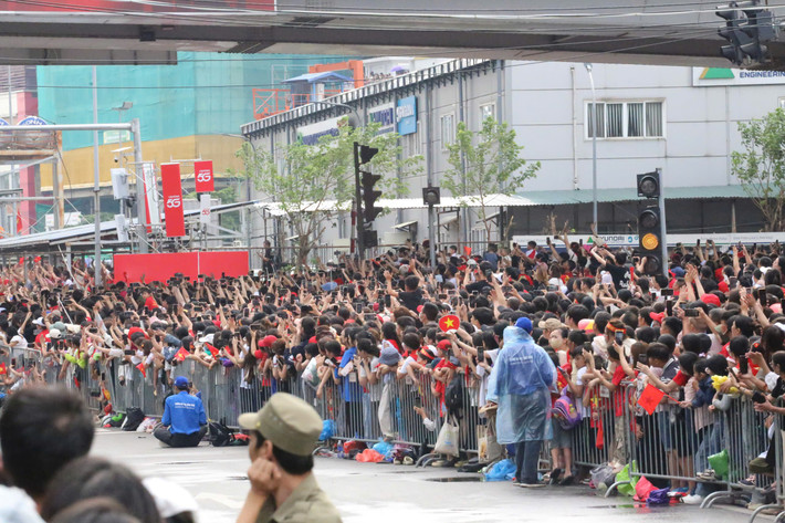 Người dân reo hò vui sướng khi các khối diễu binh đi qua, thể hiện tinh thần tự hào dân tộc.