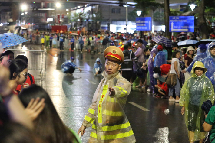Lượng người rất đông nên lực lượng chức năng khá vất vả khi liên tục phải hướng dẫn người dân di chuyển tìm vị trí phù hợp, giữ gìn an ninh trật tự để cho xe làm nhiệm vụ đi qua.