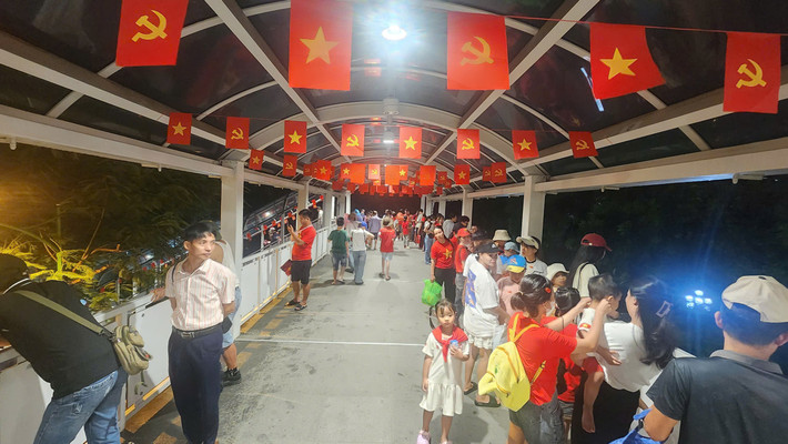 Từ vị trí này đến đoạn đường Kim Mã (đoạn có đoàn diễu binh) chừng 1km nhưng do mưa lớn nên nhiều người không thể di chuyển.