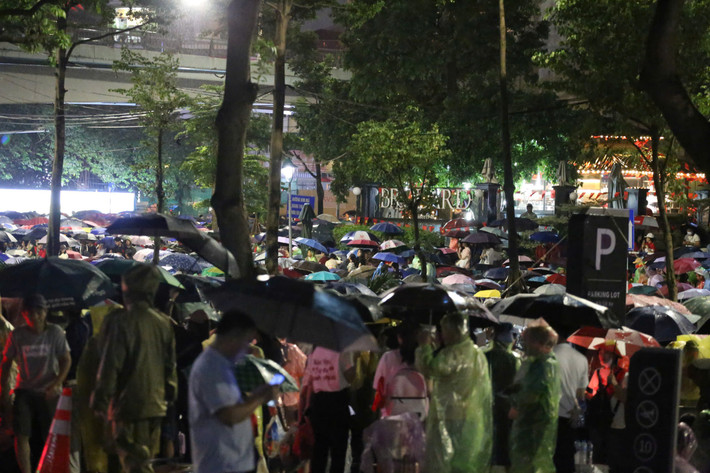 Sáng sớm nay 30/8, khu vực Quảng trường Ba Đình đổ mưa. Hàng ngàn người dân cầm ô che mưa, chờ đợi xem tổng duyệt diễu binh.