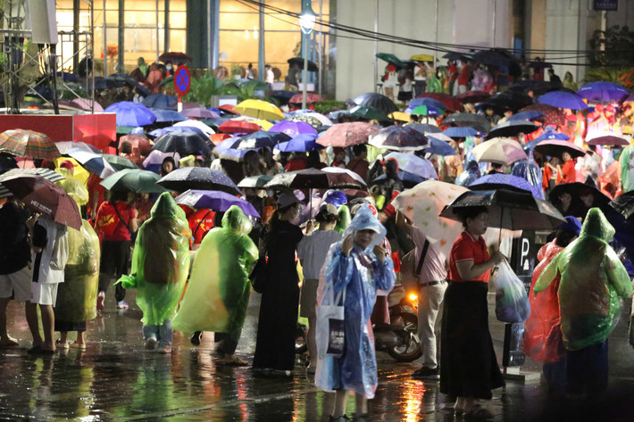 Không khí không vì thế mà kém náo nhiệt, trái lại càng nâng cao khí thế của người dân trước giờ G.