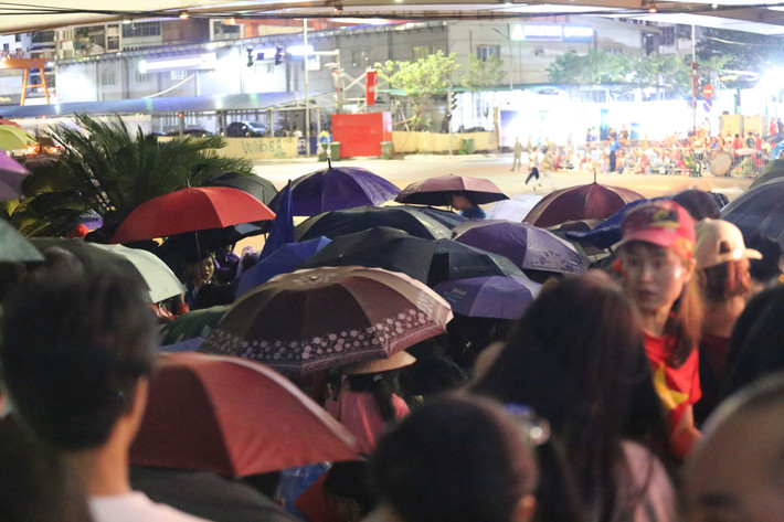 Người dân đổ dồn về khu vực Đào Tấn- Kim Mã- Liễu Giai chờ xem diễu binh mỗi lúc một đông.