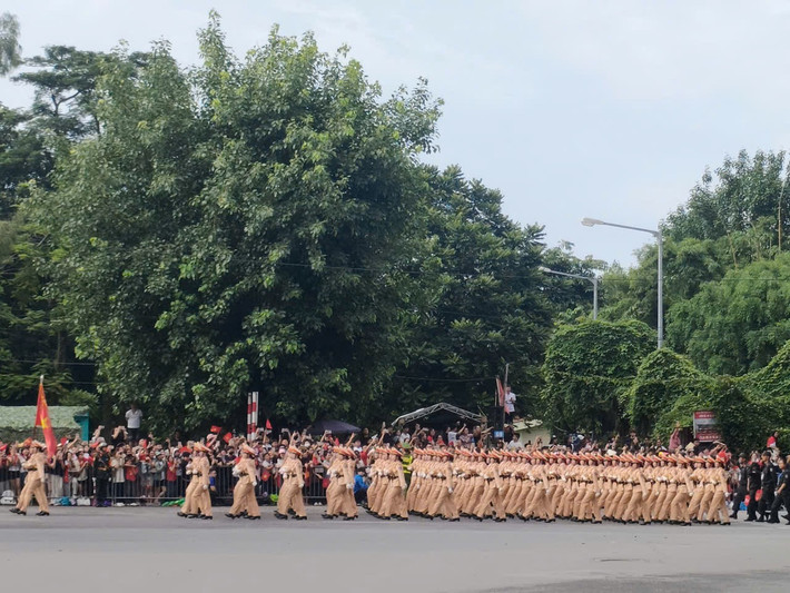 Các khối Nữ Cảnh sát giao thông đi qua đường Trần Nhân Tông - Công viên Thống nhất