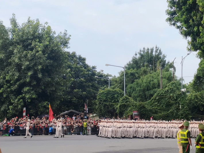 Không khí phấn khởi nhưng vẫn giữ được sự trang nghiêm, trật tự của buổi lễ.