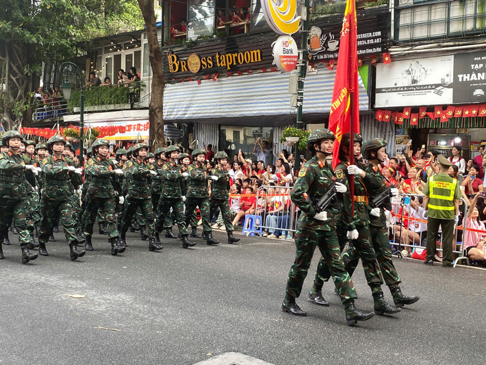 Gương mặt tươi vui của các nữ chiến sĩ Thông tin đi giữa sự cổ vũ nồng nhiệt của người dân.