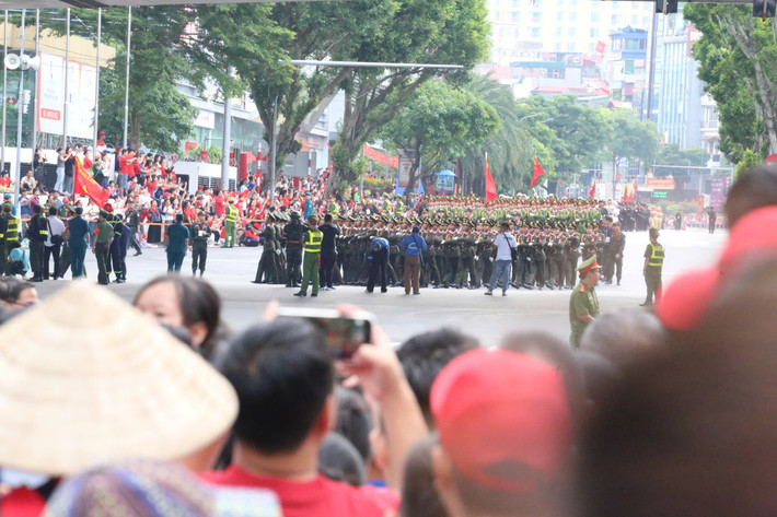 Các khối diễu binh đi giữa vòng tay nhân dân trên đường Kim Mã