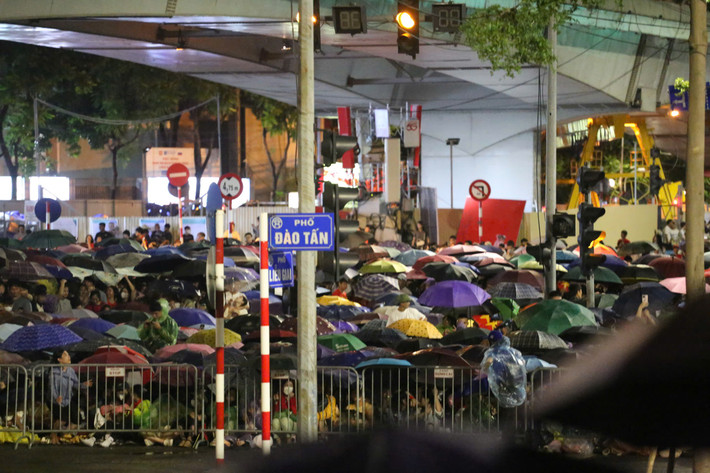 Trong khi đó, dọc hai bên đường đều đã chật kín chỗ.