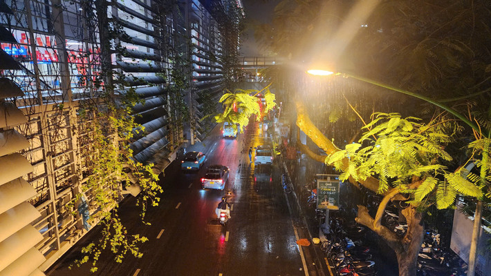 Khu vực ga Cầu Giấy (tuyến Metro Nhổn - Ga Hà Nội) xảy ra mưa lớn khiến nhiều người "mắc kẹt".