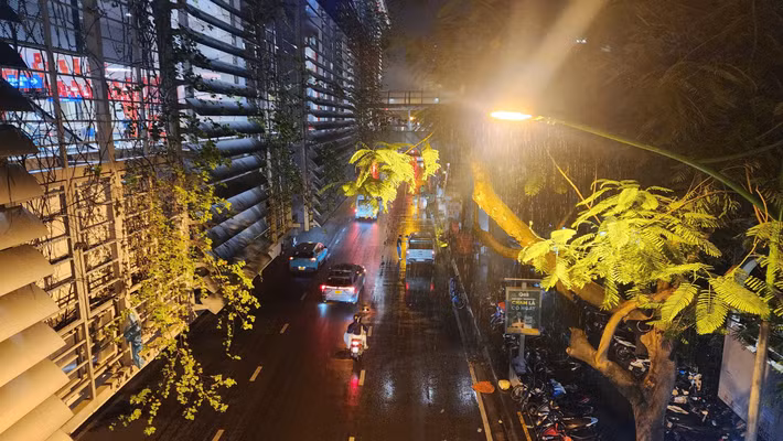 Khu vực ga Cầu Giấy (tuyến Metro Nhổn - Ga Hà Nội) xảy ra mưa lớn khiến nhiều người "mắc kẹt".